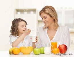 如果你在減肥，你家孩子拿零食要餵你，她看著你，你會吃麼？