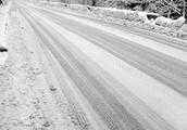 雪天路面車輛壓線、不按交通指示線行駛，是否認定為交通違章？