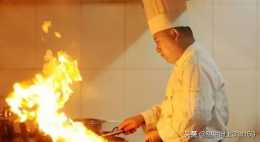炒菜時油鍋突然燃燒起來，該如何處理？