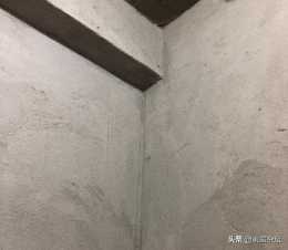 衛生間瓷磚脫落用手摸基層起粉起灰是開發商的問題嗎？