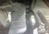 只因沒開空調，上海六旬男子毆打公交車駕駛員，乘客們怒了, 你怎麼看？