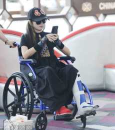 楊麗萍坐輪椅玩手機，攝影師給她長指甲拍特寫，純白晶瑩，很瘮人