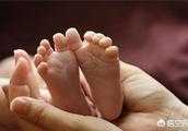 有些幼兒愛脫襪子、愛抱著腳指頭啃是什麼原因？