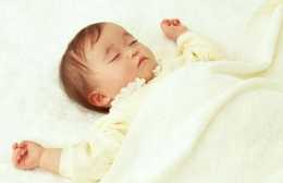 剛出生一個月的新生兒睡著覺總是使勁兒是怎麼回事？