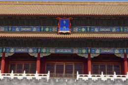 北京常說的故宮站指的是故宮的哪個門,那裡故宮博物院的對面是什麼？