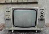 你家的第一臺電視是黑白的麼？幾寸、多少錢買的？