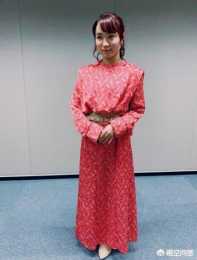 伊藤美誠穿紅色小花裙參加電視節目，跟賽場上判若兩人。她為何這身打扮?你怎麼看?